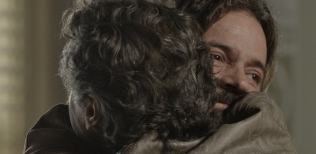 Bento (Luiz Carlos Vasconcelos) e Bernardo (Felipe Camargo) se abraçam  - Reprodução/"Além do Tempo"/GShow