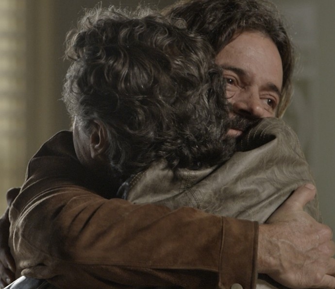 Bento (Luiz Carlos Vasconcelos) e Bernardo (Felipe Camargo) descobrem que são irmãos em "Além do Tempo" - undefined