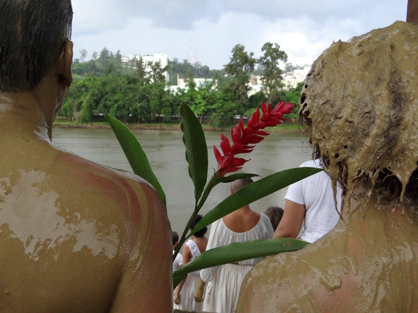 28.dez.2015 - Um grupo de atores de Barra Mansa (RJ) homenageou no rio Paraíba do Sul as vítimas da lama que vazou de uma barragem em Mariana (MG) - Cleston Teixeira/Divulgação