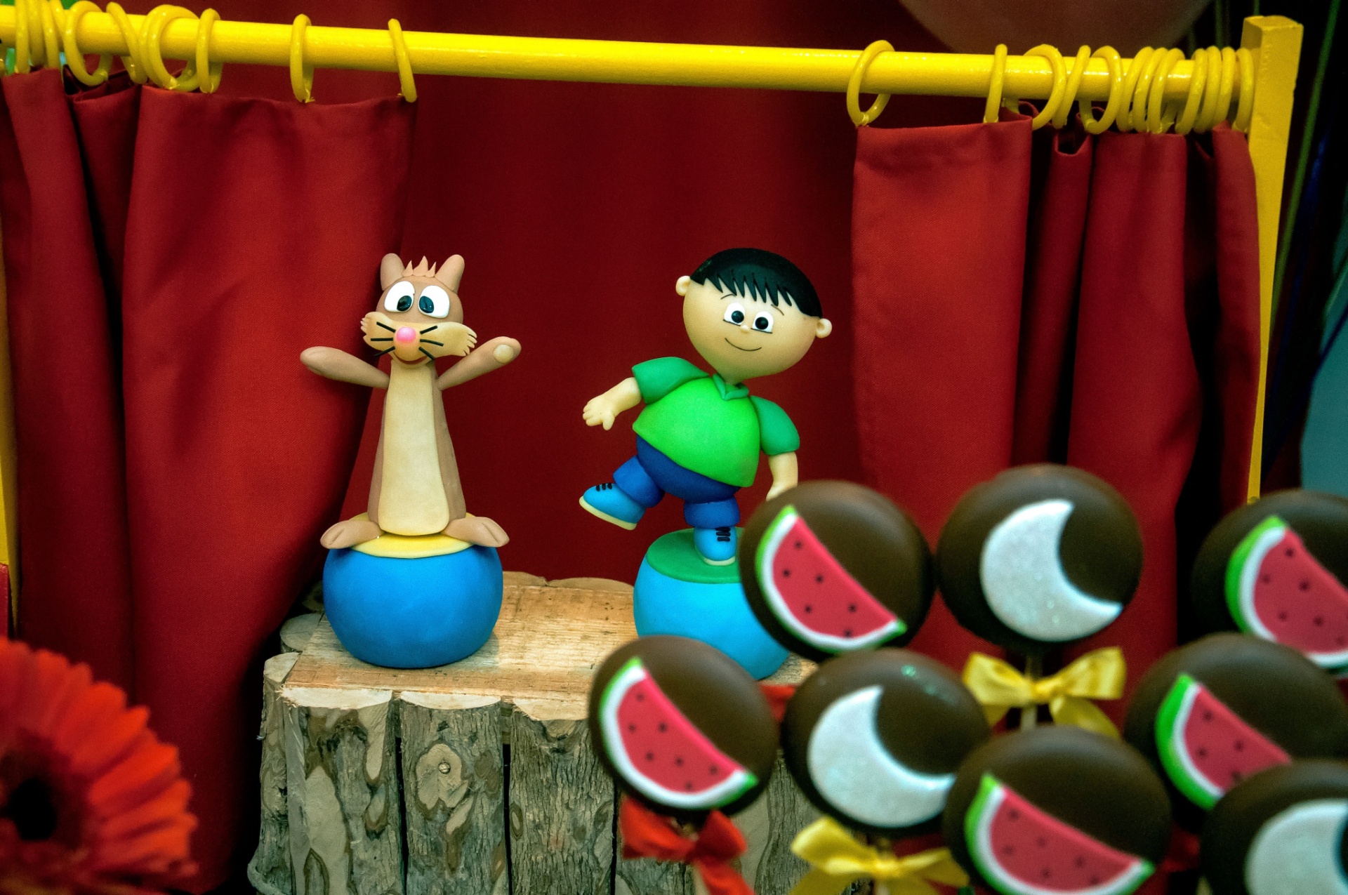 Rosângela Ribeiro, da Mariah Festas, confeccionou um palco para os personagens do "Show da Luna" Cláudio e Júpiter --feitos de biscuit.  Inspirada na letra da canção-tema do desenho, Claudia Morita fez pirulitos de chocolate de melancia e lua com acabamento de pasta americana - George Montezani Fotografia