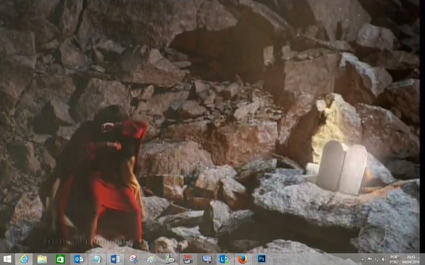 Moisés protege os olhos do clarão do Céu no Monte Sinai; ao lado, a tábua onde Deus vai escrever os dez mandamentos - Reprodução/TV Record