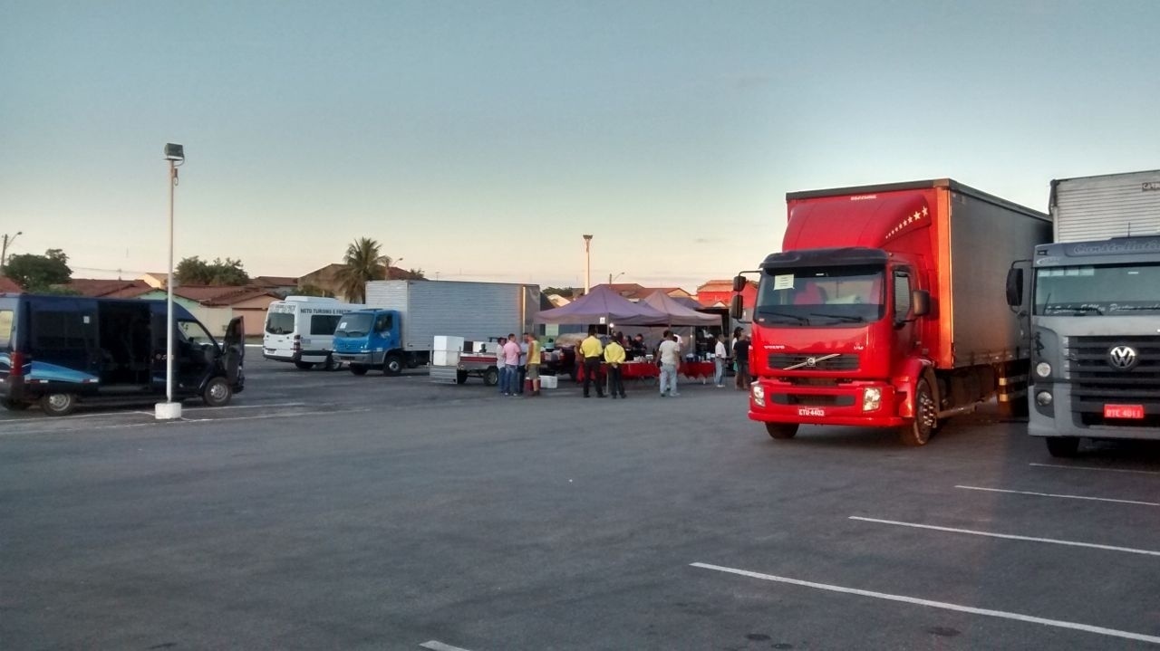 Bastidores das filmagens de "O Nome da Morte" em Palmas, no Tocantins. Para a filmagem de duas cenas, foram usadas duas carretas com equipamentos, além de tendas com comidas para a equipe e vans para transporte - Divulgação
