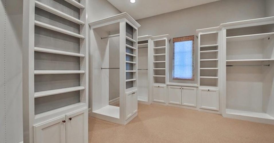 O closet do quarto principal tem móveis planejados equipados com nichso, prateleiras, armários e araras. O espaço faz parte da casa com 800 m² colocada à venda pela cantora Britney Spears, nos EUA
