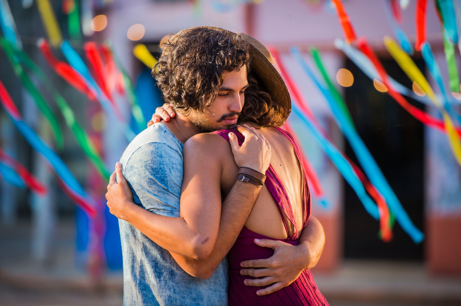 Miguel (Gabriel Leone) e Tereza (Camila Pitanga) se entendem e se abraçam - Caiuá Franco/Globo