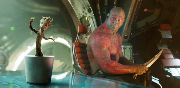 O bebê Groot com Drax (Dave Bautista) na cena final de "Guardiões da Galáxia" - Reprodução