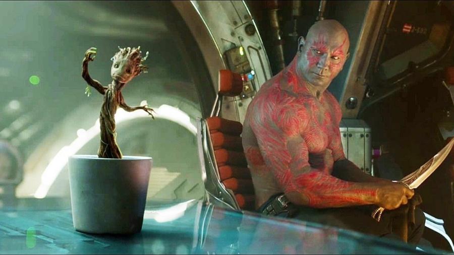 O bebê Groot com Drax (Dave Bautista) na cena final de "Guardiões da Galáxia" - Reprodução