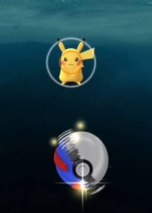 Estrelinhas ao redor da Pokébola indicam o arremesso especial - Reprodução