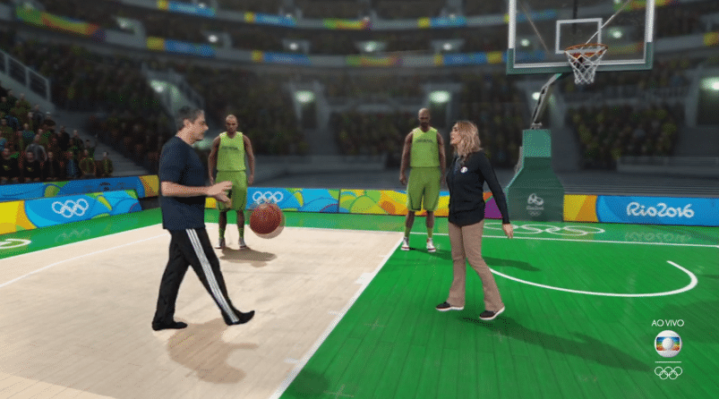 13.ago.2016 - Sem gravata, sem sapato e em clima de Jogos Olímpicos, William Bonner jogou basquete ao lado da ex-jogadora Hortência durante o "Balada Olímpica", na madrugada deste sábado (13) - Reprodução/TV Globo