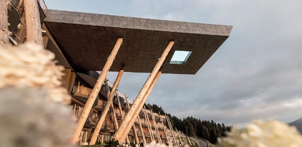 Sustentada parcialmente por troncos, a piscina tem 25 metros de comprimento - Divulgação/Hotel Hubertus - Divulgação/Hotel Hubertus