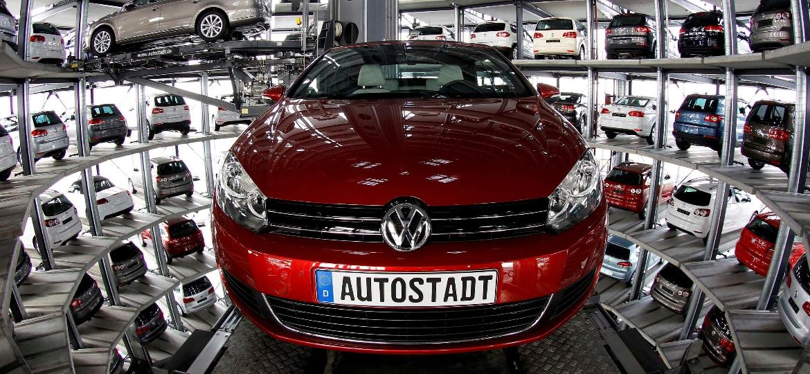 Torre de carros novos da Volkswagen próxima à fábrica de Wolfsburg, na Alemanha - Christian Charisius/Reuters