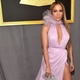 Jennifer Lopez usa look cor-de-rosa com fenda na coxa direita - Getty Images