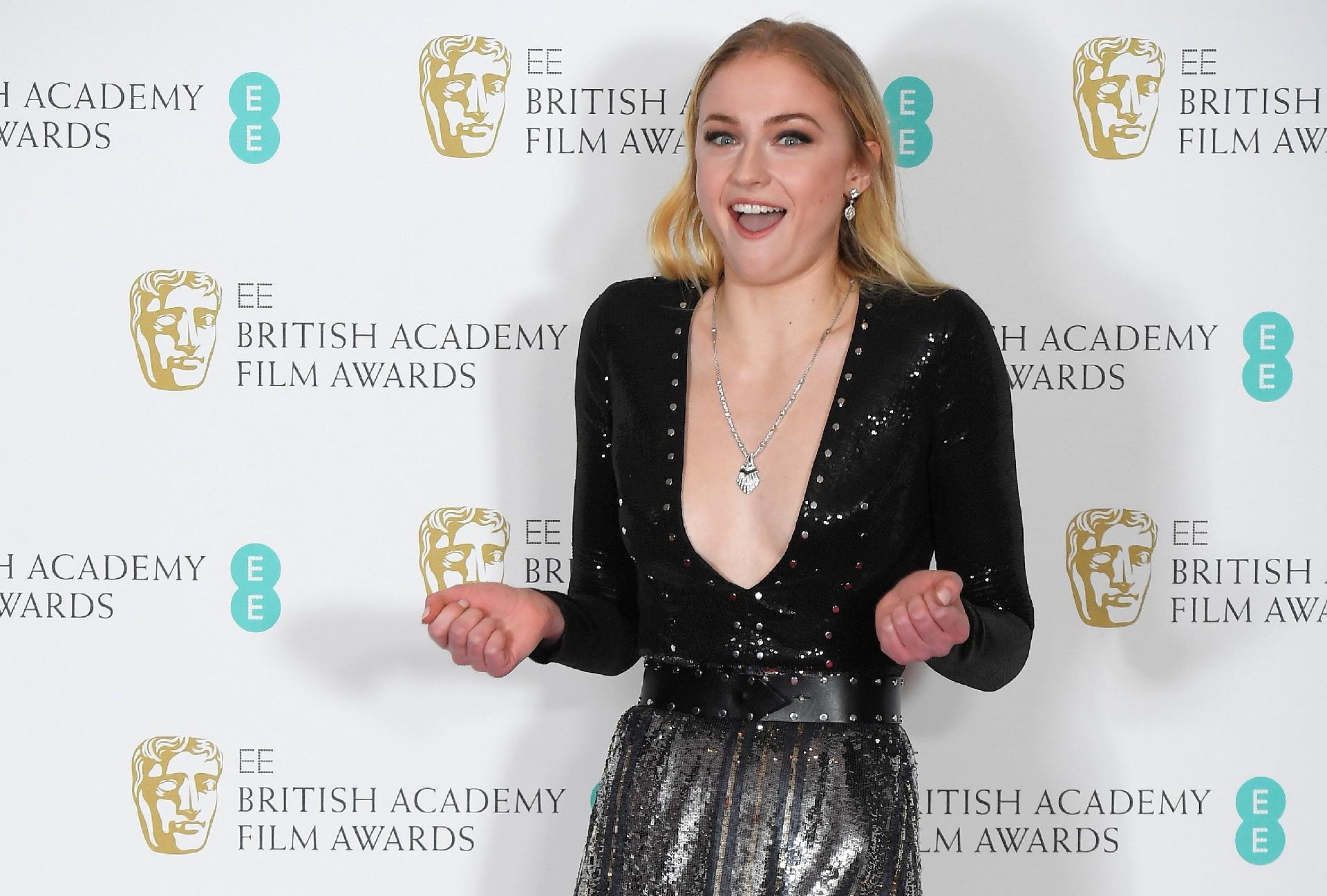 Sophie Turner, a Sansa Stark de "Game of Thrones, faz caras e bocas durante o BAFTA, em Londres - Toby Melville/REUTERS