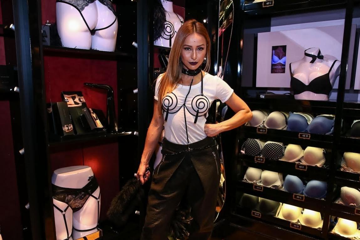 Sabrina Sato aposta num look sexy para conferir coleção de linha sensual durante evento em São Paulo - Raphael Castello/AgNews