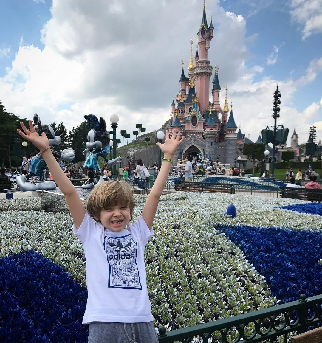 Com a famosa "janelinha" nos dentes, Vittorio, filho de Adriane Galisteu e Alexandre Iódice, está aproveitando para curtir as férias na França, na Disney de Paris para ser mais exata - Reprodução/InstagramVittoriogioficial