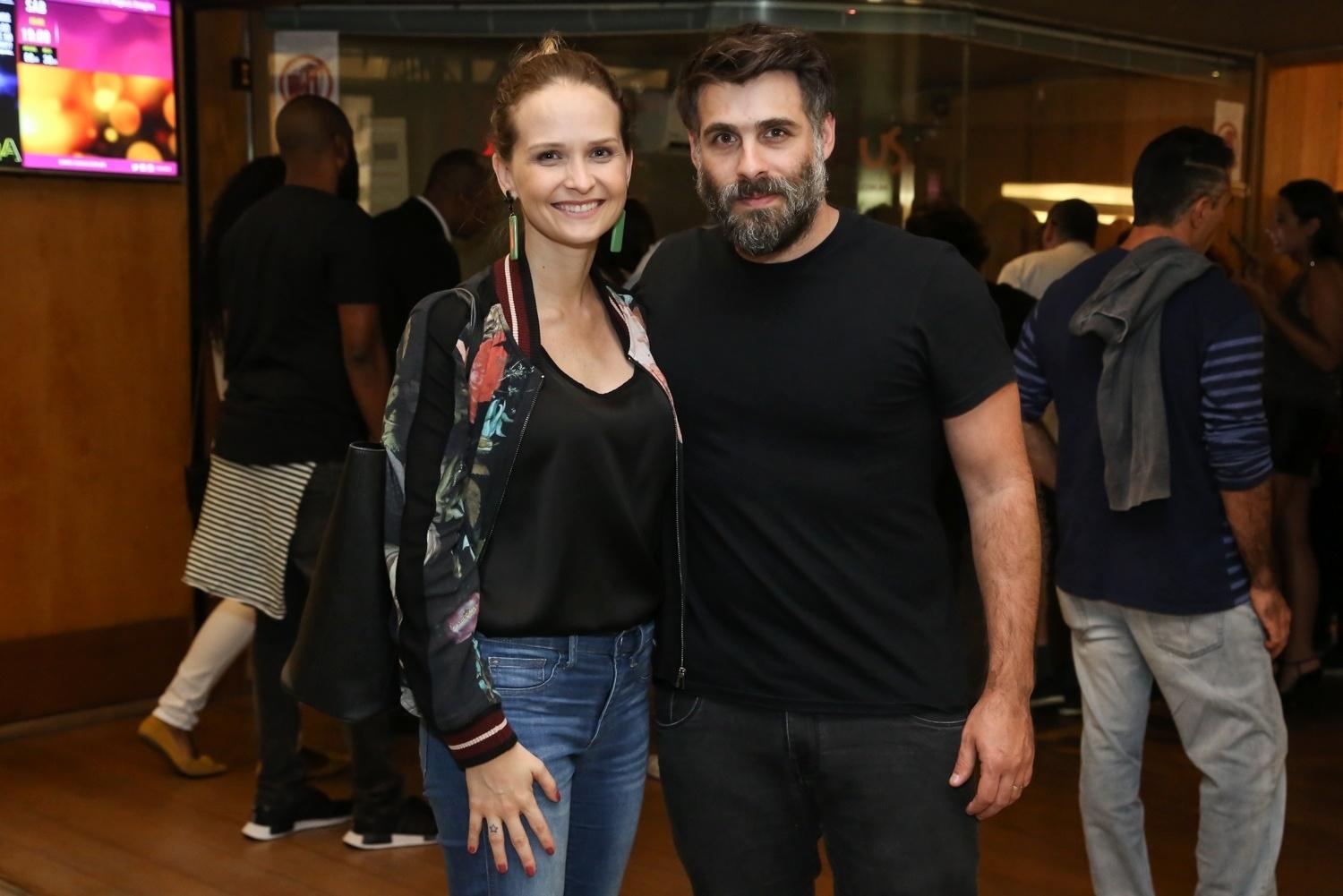 Fernanda Rodrigues e o marido, Raoni Carneiro, chegam para a última apresentação do espetáculo "Tryo Elétryco", no Rio - Roberto Filho/Brazil News