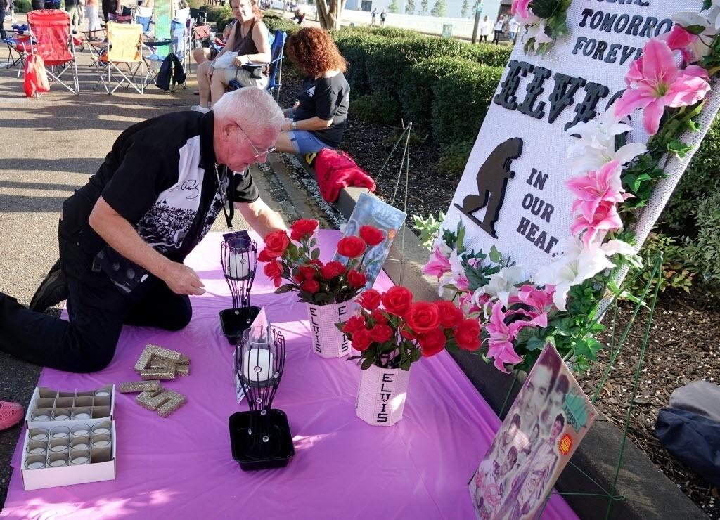 15.ago.2017 - Roger Engelby, de Missouri, monta altar do lado de fora da casa de Elvis, em Memphis - Karen Pulfe/Reuters