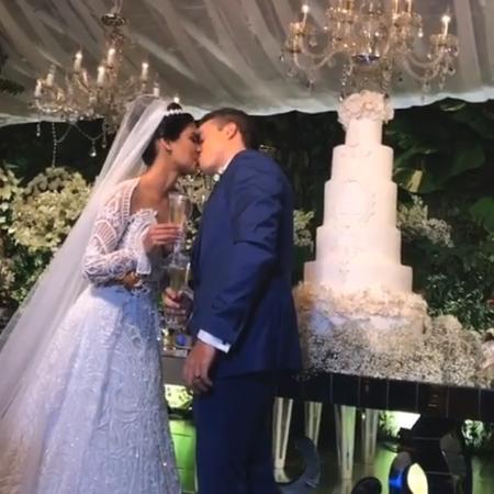 Munik Nunes apostou na decoração verde e branca para sua festa de casamento; na foto ela brinda com o noivo - Reprodução/Instagram - Reprodução/Instagram