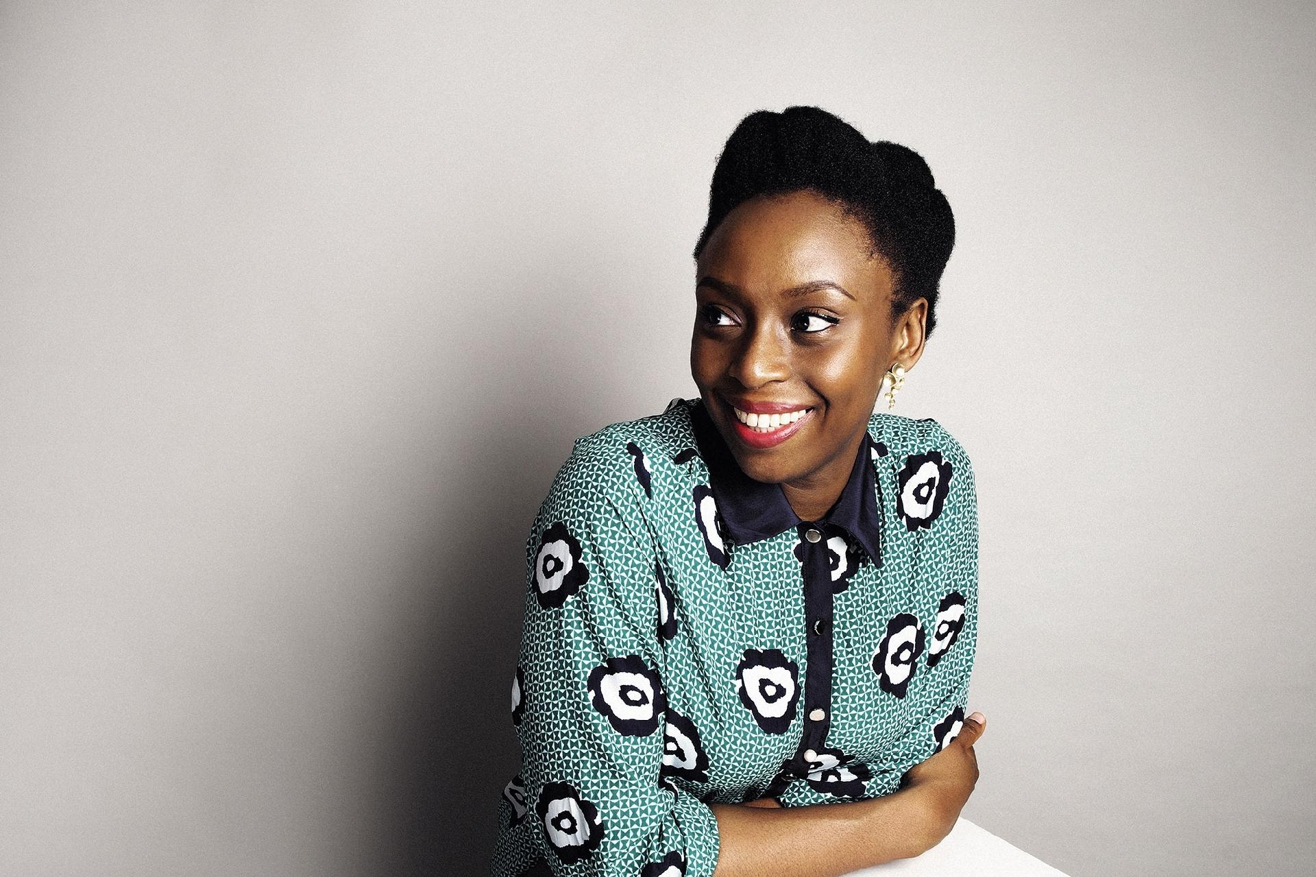 A escritora Chimamanda Ngozi Adichie - Divulgação