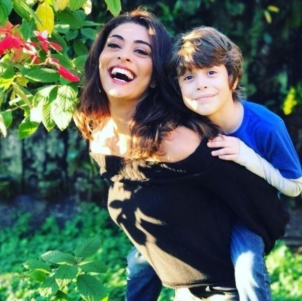 Juliana Paes é só amor com Dedé (João Bravo) também fora de cena. Ela se declarou ao garotinho nesta foto: "Eu e meu príncipe na ficção. Amo". - Reprodução Instagram/Juliana Paes