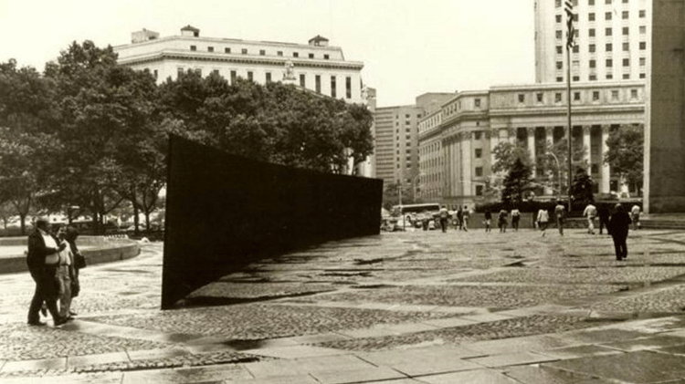 Richard Serra, "Tilted Arc", 1981 - Reprodução - Reprodução