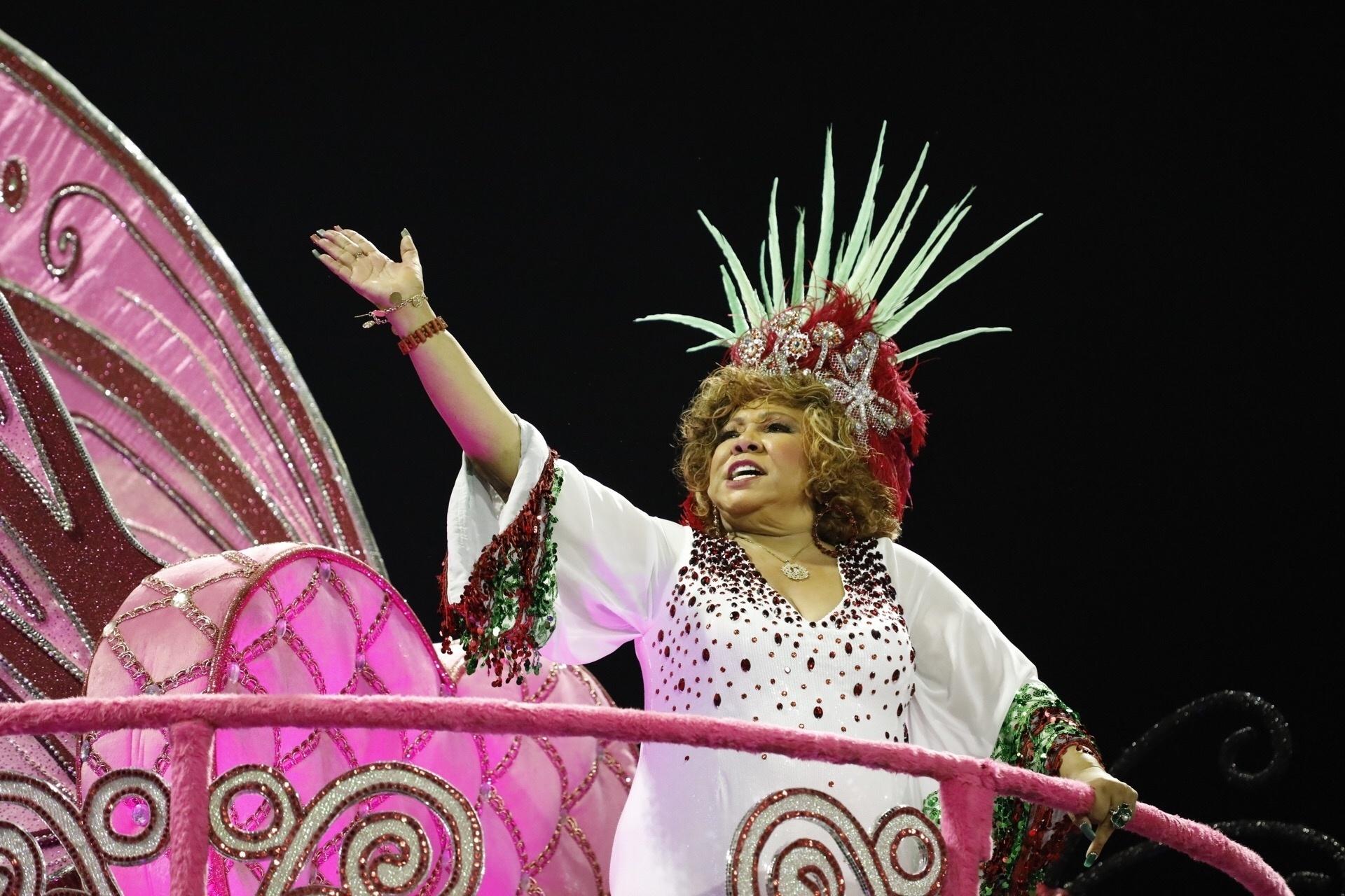 A Mocidade Alegre faz um tributo à cantora Alcione com o enredo "A voz marrom que não deixa o samba morrer" - Simon Plestenjak/UOL