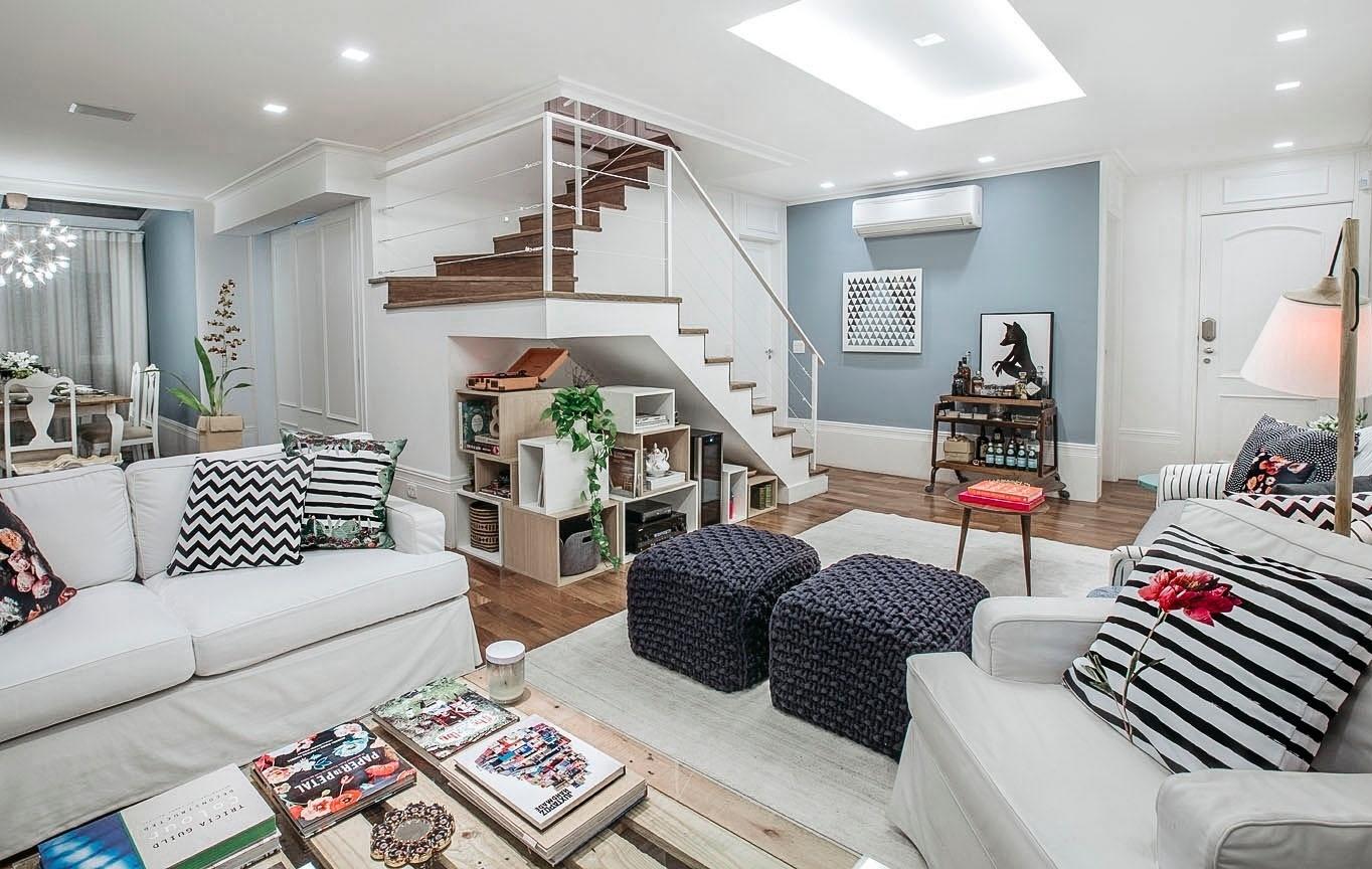 A arquiteta Idália Doudt utilizou caixas de MDF vazadas de diferentes tamanhos e acabamentos para deixar o ambiente mais leve e descontraído. No local, ficam um aparelho de som, revistas, objetos de decoração e até uma mini adega de vinhos, que se camufla em meio à composição - Salvadore Busacca / Divulgação