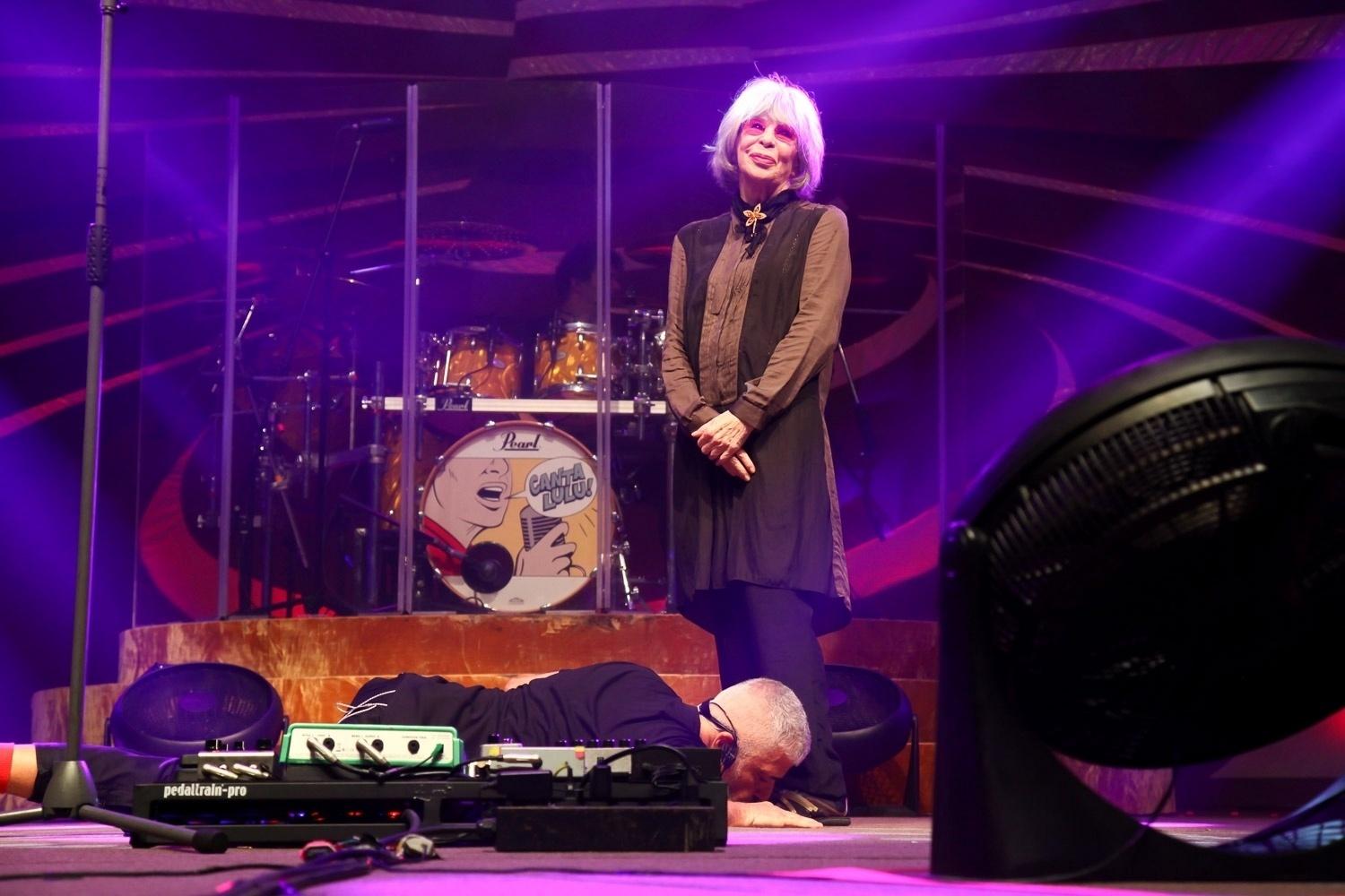 Lulu Santos beija os pés de Rita Lee, após convidá-la ao palco do show em São Paulo de sua nova turnê, "Canta Lulu", que relembra grandes sucessos da "rainha do rock" - Marcos Ribas / Ag. News