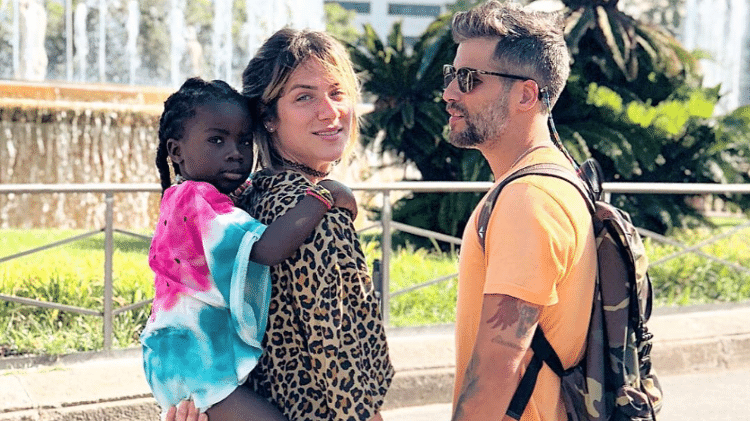 Bruno Gagliasso e Giovanna Ewbank e a filha, Titi, em Barcelona, na Espanha