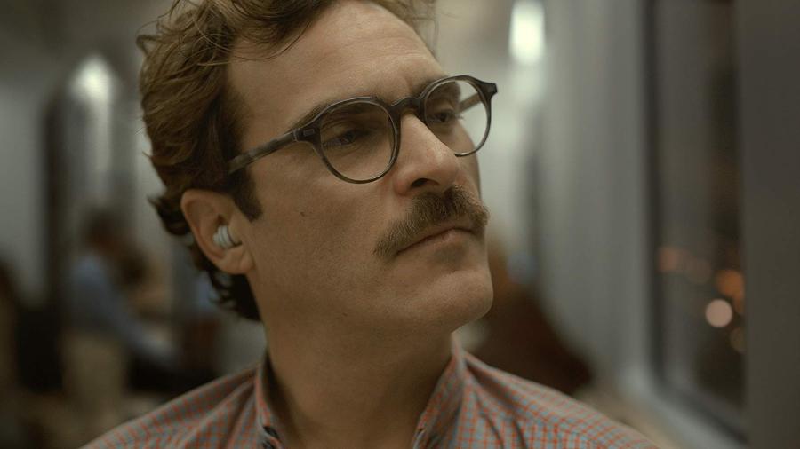 Joaquin Phoenix, em "Ela" (2013), vive amor com uma inteligência artificial - Divulgação