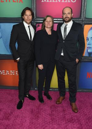 O Diretor Cary Fukunaga, Cindy Holland, vice-presidente da Netflix, e o criador e roteirista Patrick Sommerville - Dimitrios Kambouris/Getty Images  - Dimitrios Kambouris/Getty Images 