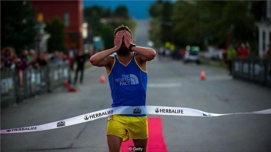 Rob Krar cruza a linha de chegada e vence a ultramaratona de Leadville Trail 2014 com o tempo de 16:09:31 - GETTY IMAGES