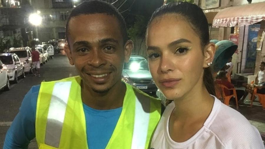 O mototaxista Bruno Araújo posa com Bruna Marquezine após transportá-la durante a folia baiana - Reprodução/Instagram