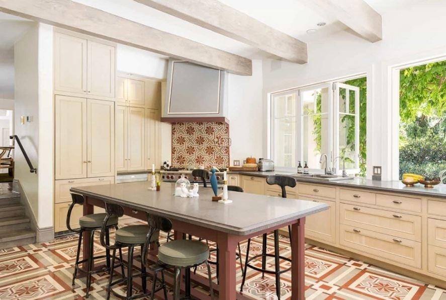 A cozinha com mesa alta central - Douglas Elliman/Divulgação 