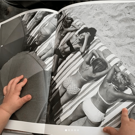 José Loreto mostra as mãozinhas da filha, Bella, folheando revista - Reprodução/Instagram