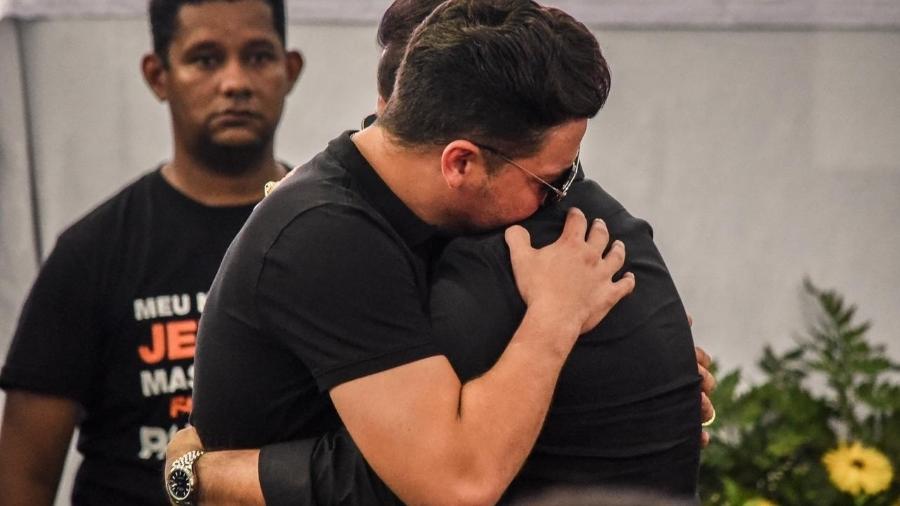 Wesley Safadão e Xand Avião se abraçam no velório de Gabriel Diniz, em João Pessoa - Steven Ellison/Brazil News