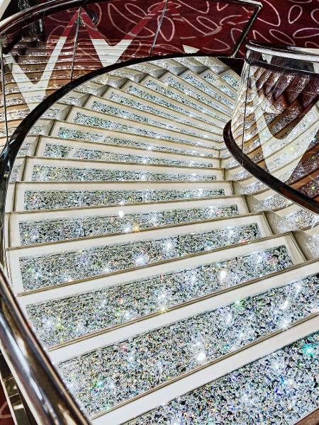 Escadas cravejadas com cristais Swarovski no MSC Seaview - Divulgação - Divulgação