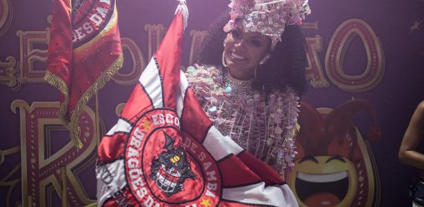 Por trabalho social | Simone dá adeus à bateria da Dragões e é premiada em Paris
