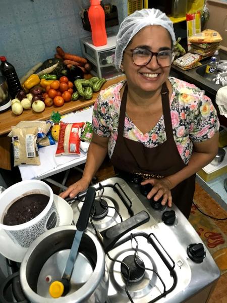 Gerlândia Lima, primeira cozinheira solidária e ex-aluna da Gastromotiva, em Bonsucesso, bairro onde mora - Divulgação