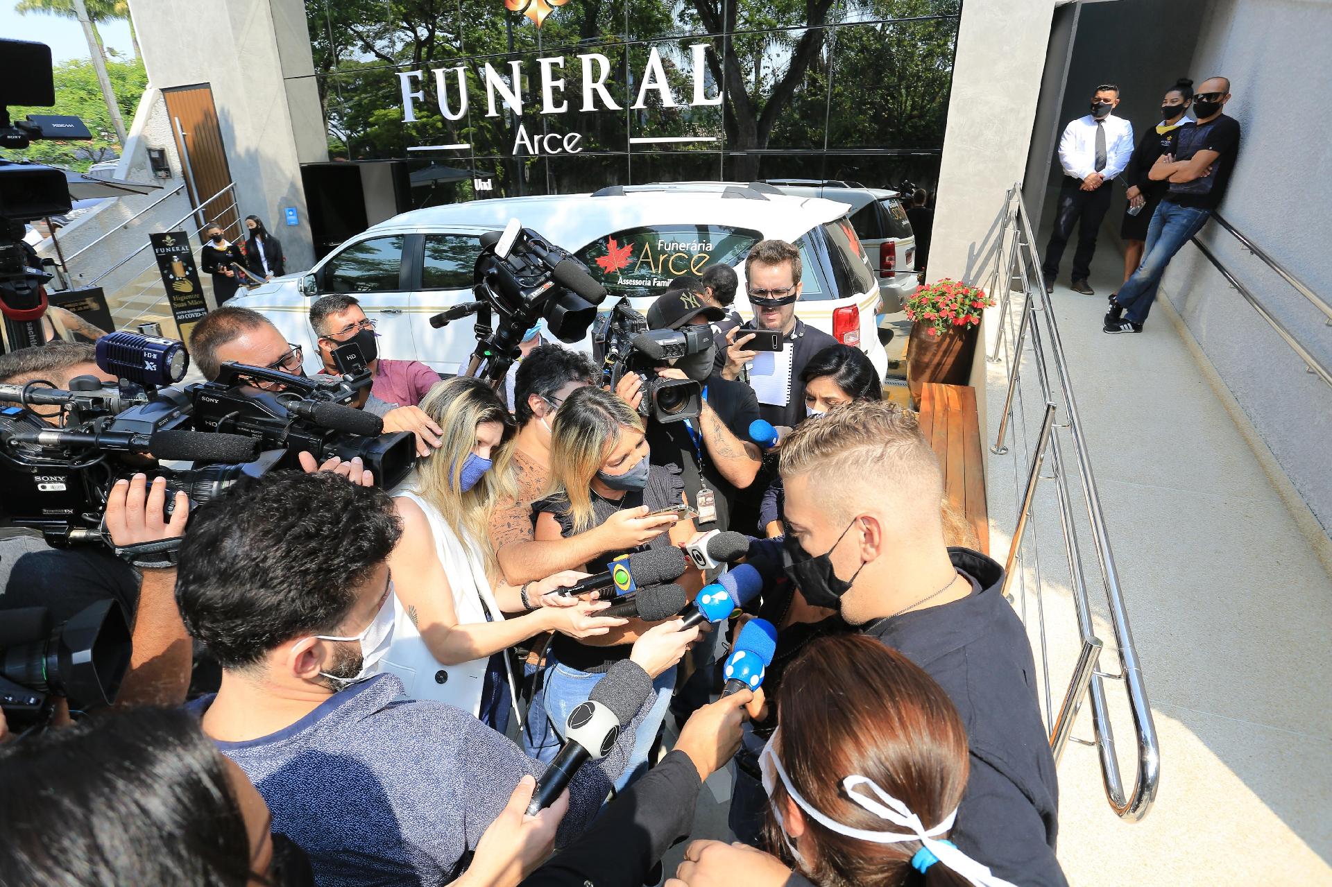 Rafael Vanucci e as irmãs Aretha e Amanda, no velório de Vanusa - Amauri Nehn/Brazil News