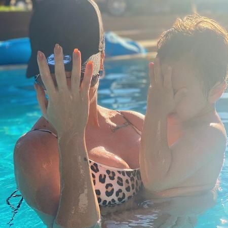 Andressa Suita posa com Samuel na piscina - Reprodução / Instagram