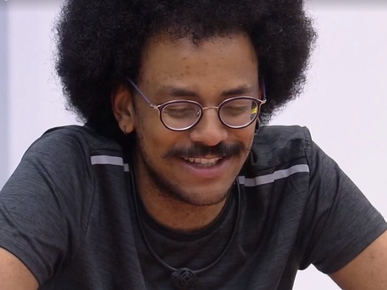 João dá spoilers sobre episódio novo de 'Amor de Mãe' e fãs se divertem