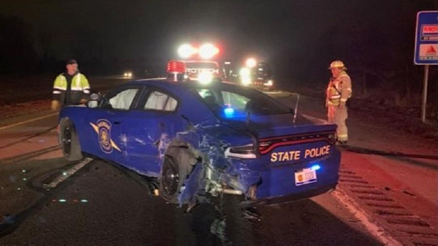 Um Tesla colidiu contra um carro da polícia na madrugada de ontem no estado do Michigan (EUA) - Reprodução/Twitter/@MSPFirstDist