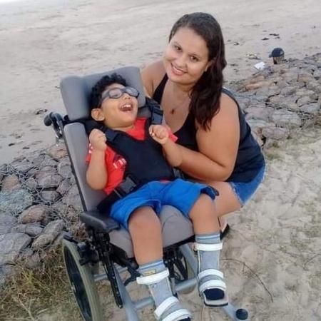 Ana Maria Pereira abandonou o emprego de babá para assumir os cuidados do sobrinho - Arquivo pessoal/BBC