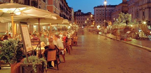 RAVENNA, ITÁLIA - 2 De Agosto De 2018: Moradores E Turistas Estão Andando  Na Rua Com Restaurante E Lojas Foto Royalty Free, Gravuras, Imagens e Banco  de fotografias. Image 106111991