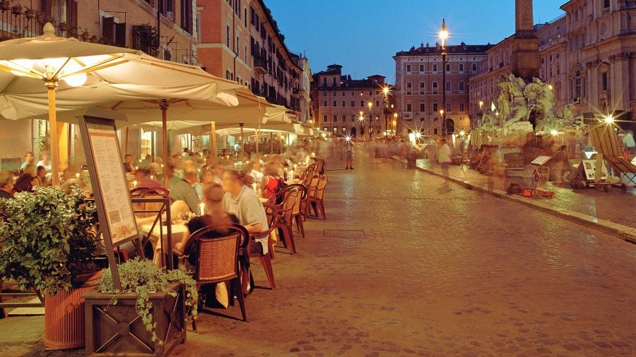 Restaurantes na praça Navona, em Roma: Cidade Eterna é o destino gastronômico do ano - Gary Yeowell/Getty Images