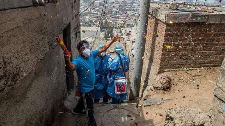 A chegada das vacinas contra covid foi comemorada em todo mundo - Getty Images - Getty Images