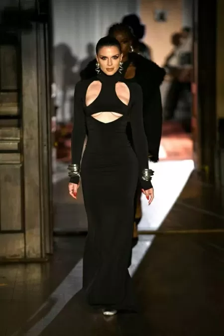 Julia Fox em desfile da LaQuan Smith na Semana de Moda de Nova York, nos EUA - Getty Images - Getty Images