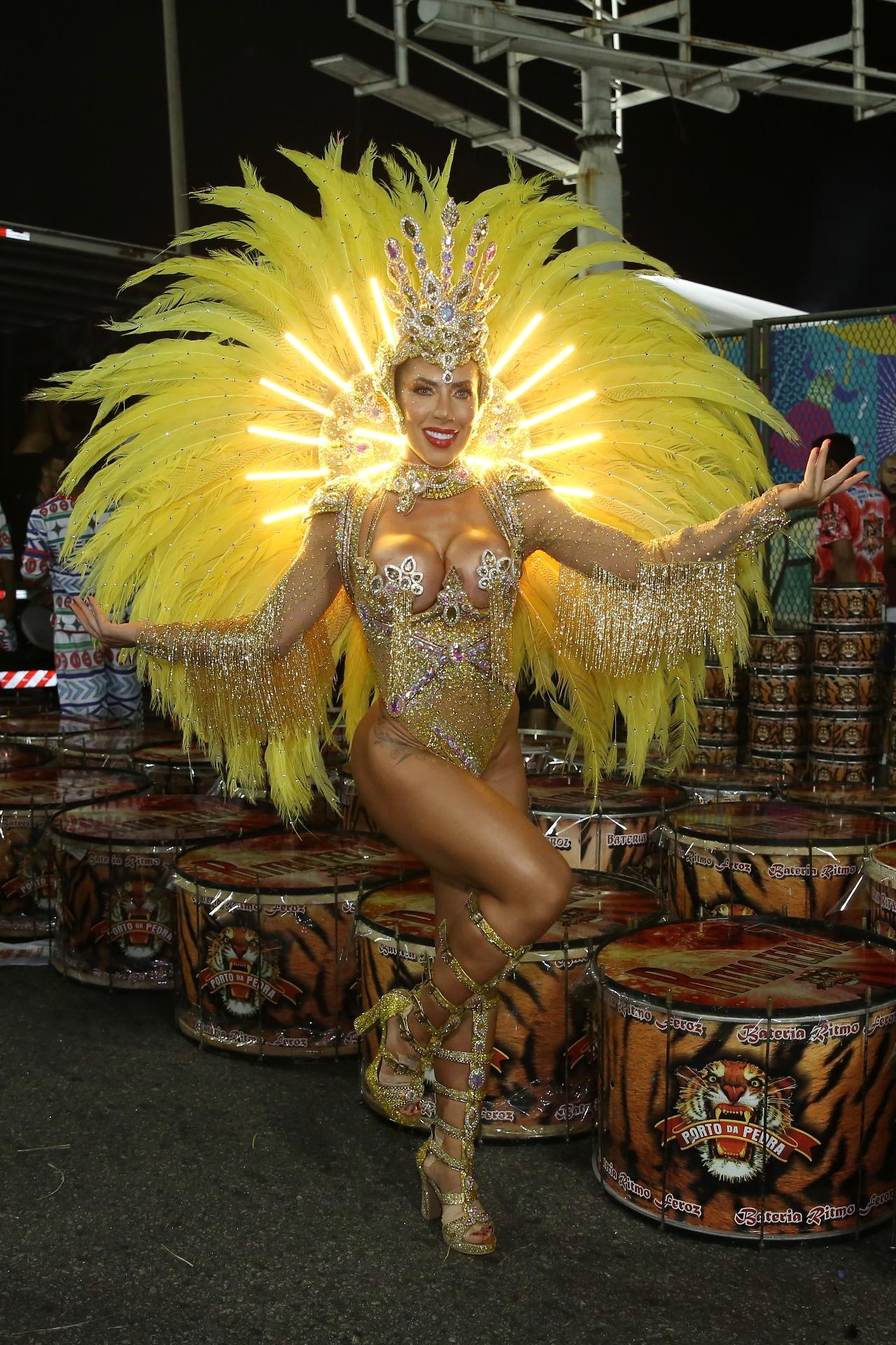 Tati Minerato em desfile da Porto da Pedra - Roberto Filho/Brazil News