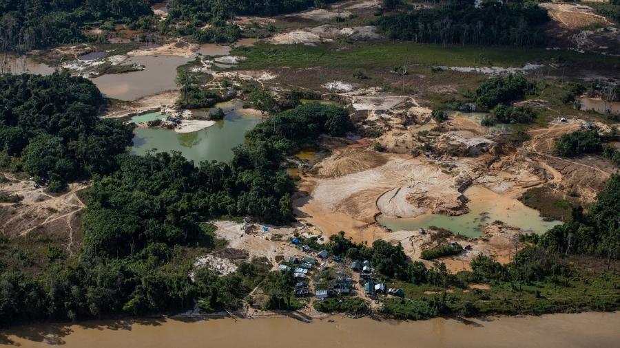 Devastação deixada pelo garimpo no Rio Uraricoera, Terra Indígena Yanomami - Bruno Kelly/HAY