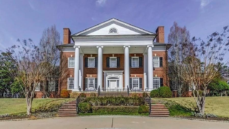 Fachada da nova mansão de Mariah Carey em Atlanta, no estado americano da Geórgia (EUA) - Reprodução/Zillow